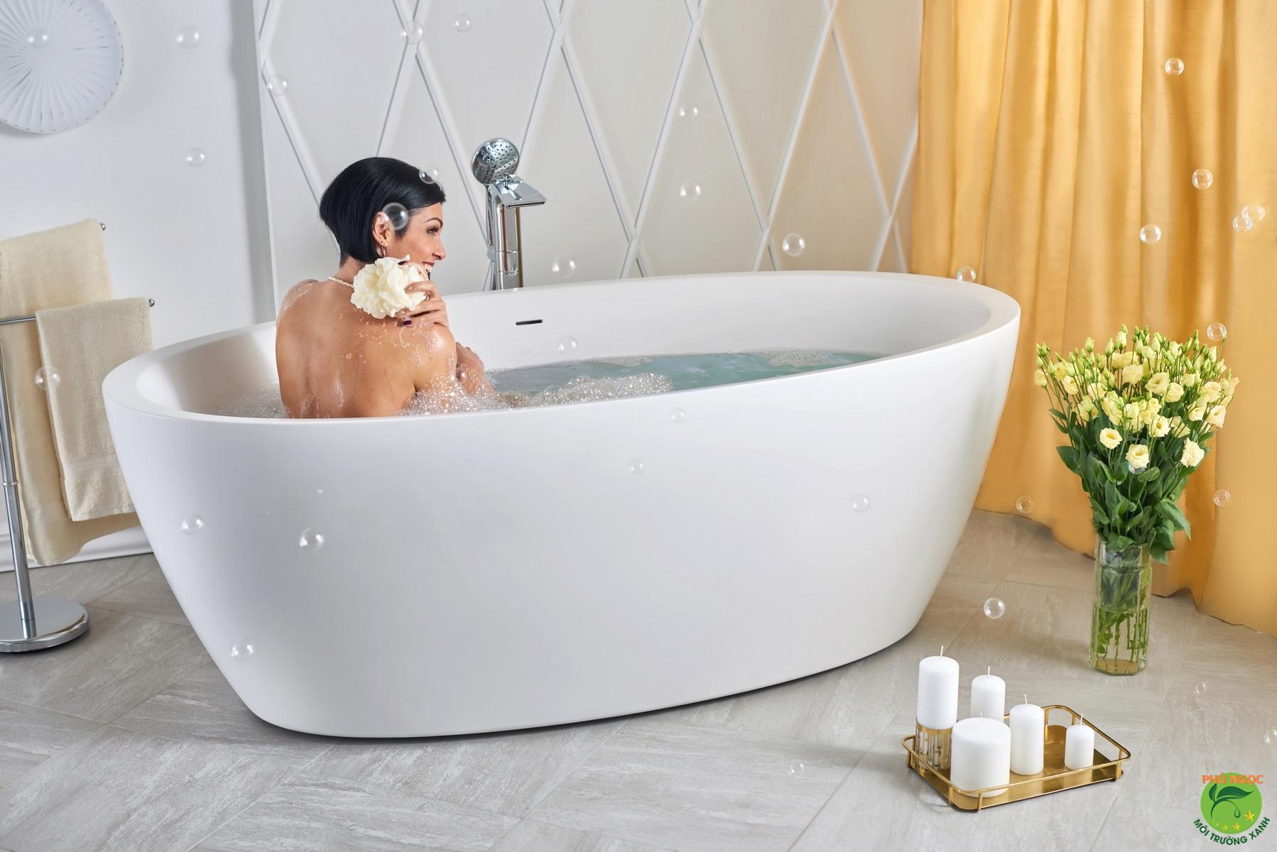 Chọn kích thước bồn tắm phù hợp: Bồn tắm phù hợp với kích thước sẽ giúp bạn tận dụng tối đa không gian phòng tắm mà vẫn đáp ứng được nhu cầu sử dụng. Với nhiều kích thước khác nhau, bạn có thể dễ dàng lựa chọn sản phẩm phù hợp cho gia đình mình.